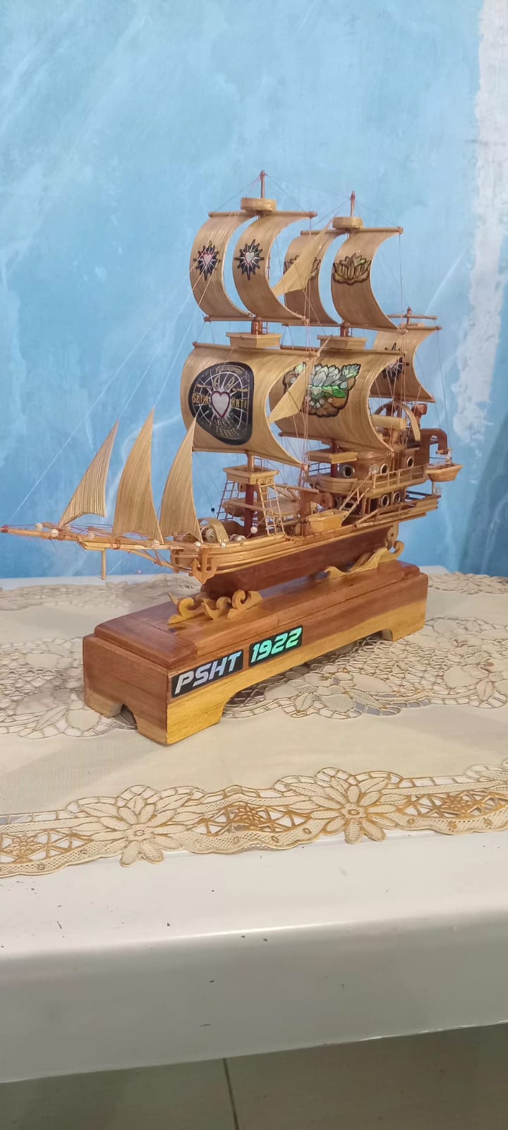Miniatur Kapal Layar Bambu PSHT 1922 / Pajangan Meja Unik Eksklusif